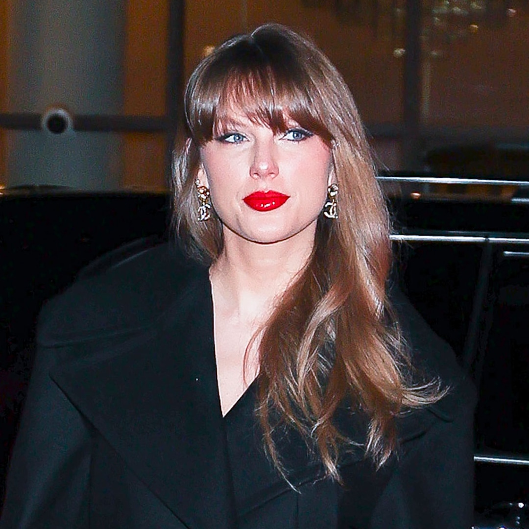 Taylor Swift makes her first appearance in weeks at a family dinner