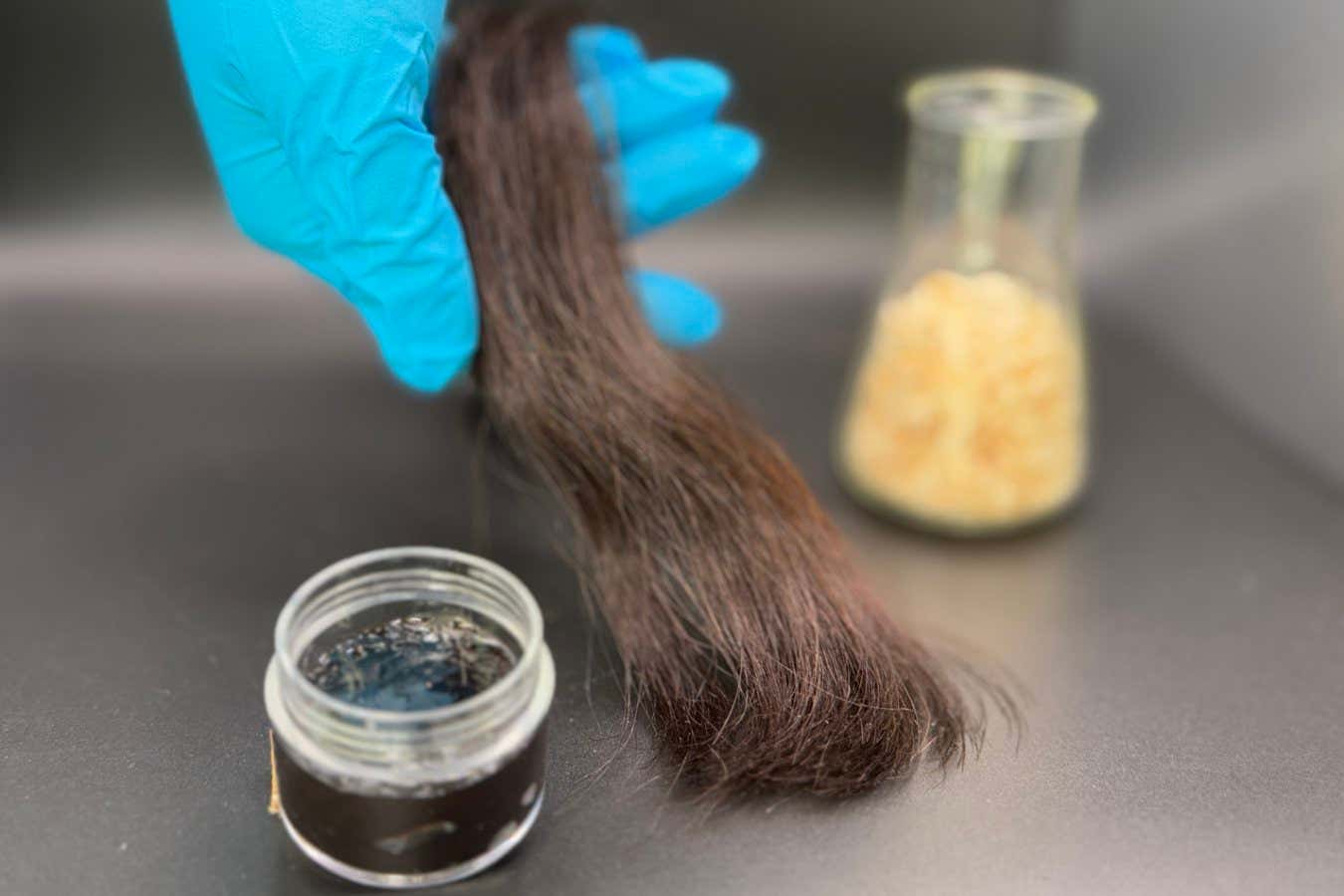 The hair regenerator made of wood is black and stinky but environmentally friendly