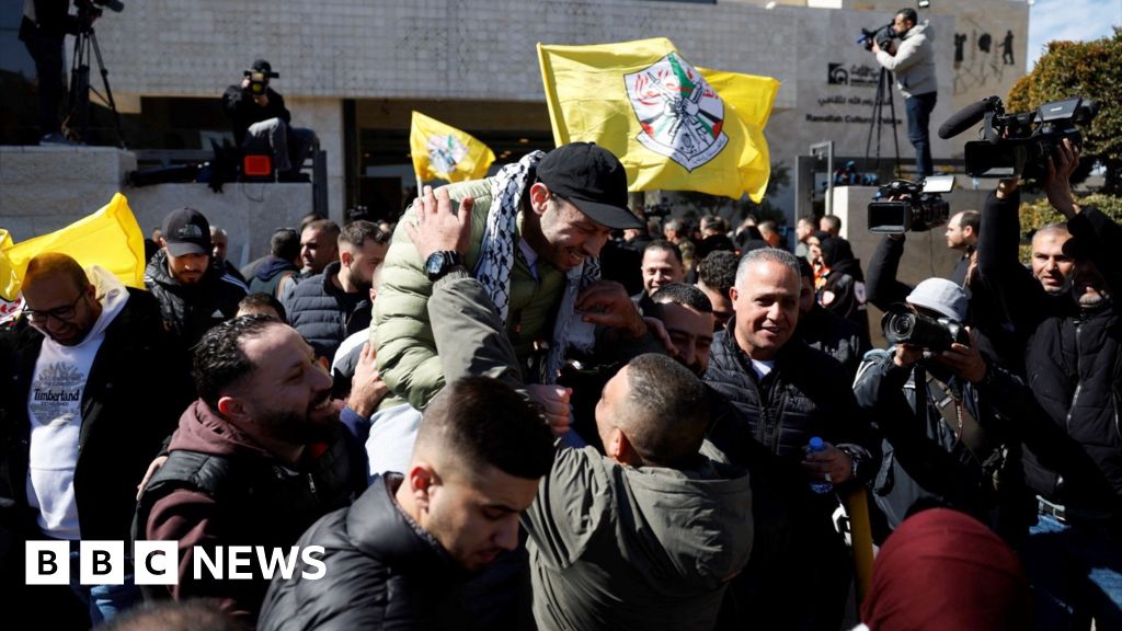 Crowds gather to welcome the prisoners of the liberated Palestinians