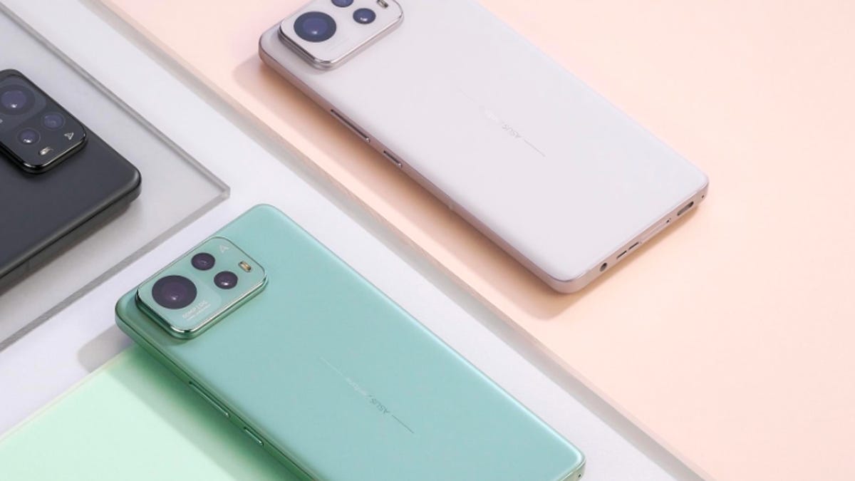 Asus Zenfone 12 Ultra is the rare high-end phone that still has a headphone connection