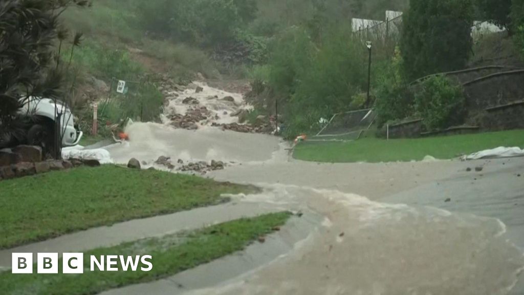 The woman dies in the Australian flood while thousands of houses flee
