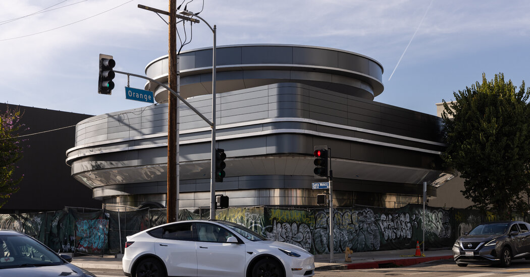 While Tesla protests spread, Elon Musk is getting ready to enter the restaurant company