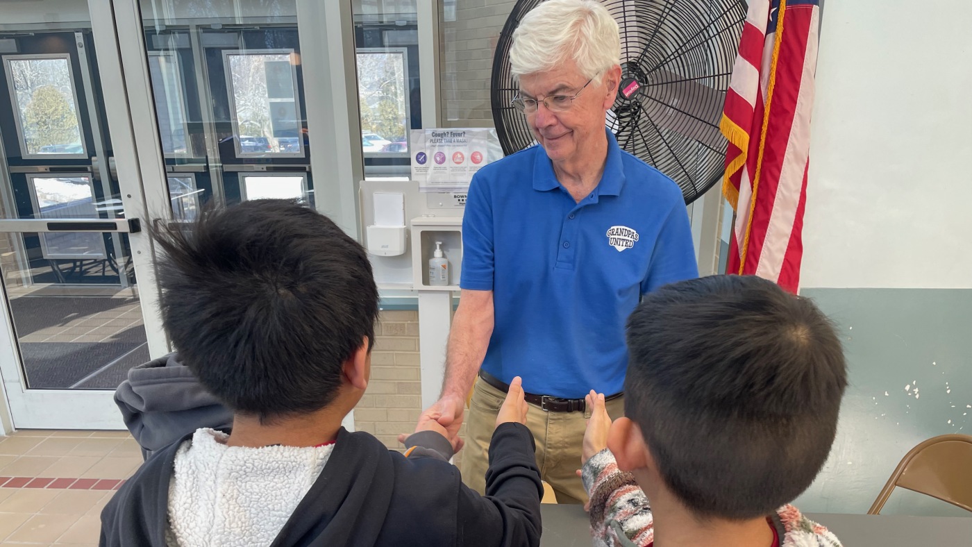 Retired boys came together to help children. Scientists say it also increases the health of men: recordings