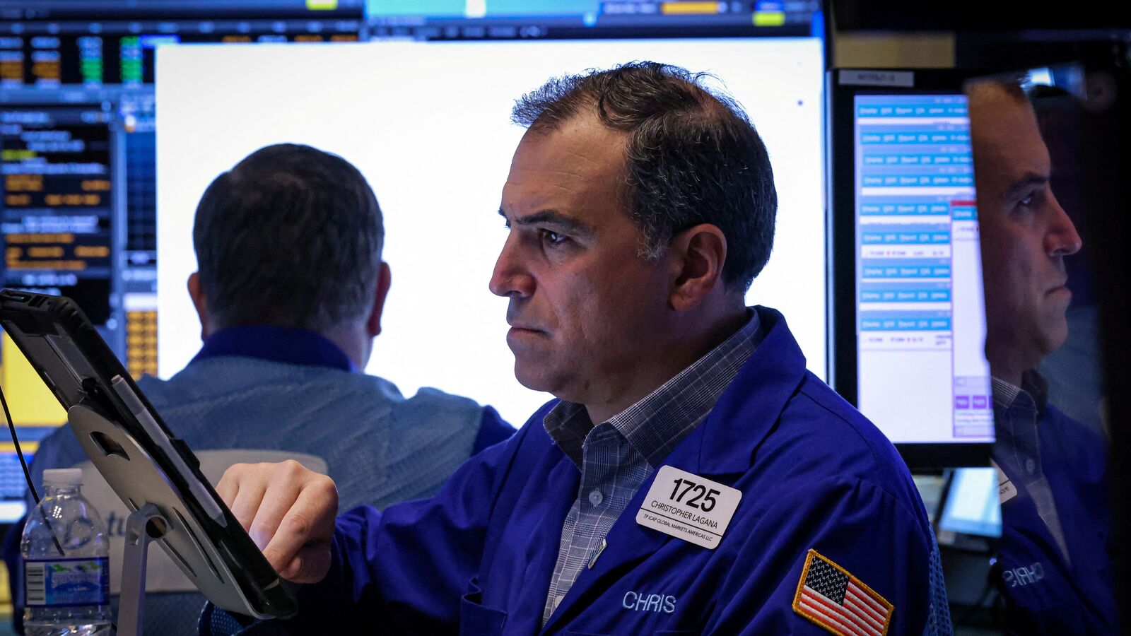 Wall Street Today: American shares mixed among profits, General Motors drops by 3%