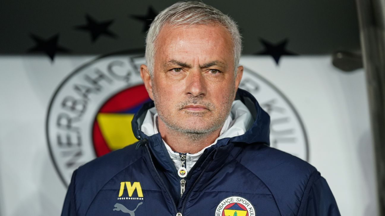 Jose Mourinho grabs Galatasaray Coach’s nose after the defeat of Turkish cup