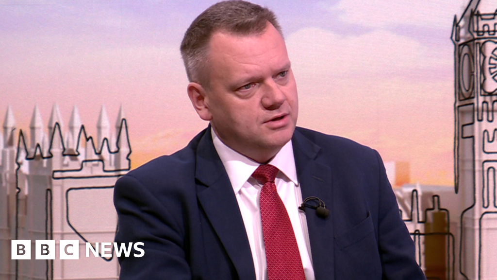 Minister ‘Pushing’ for deal on the UK use of EU passport E-ports