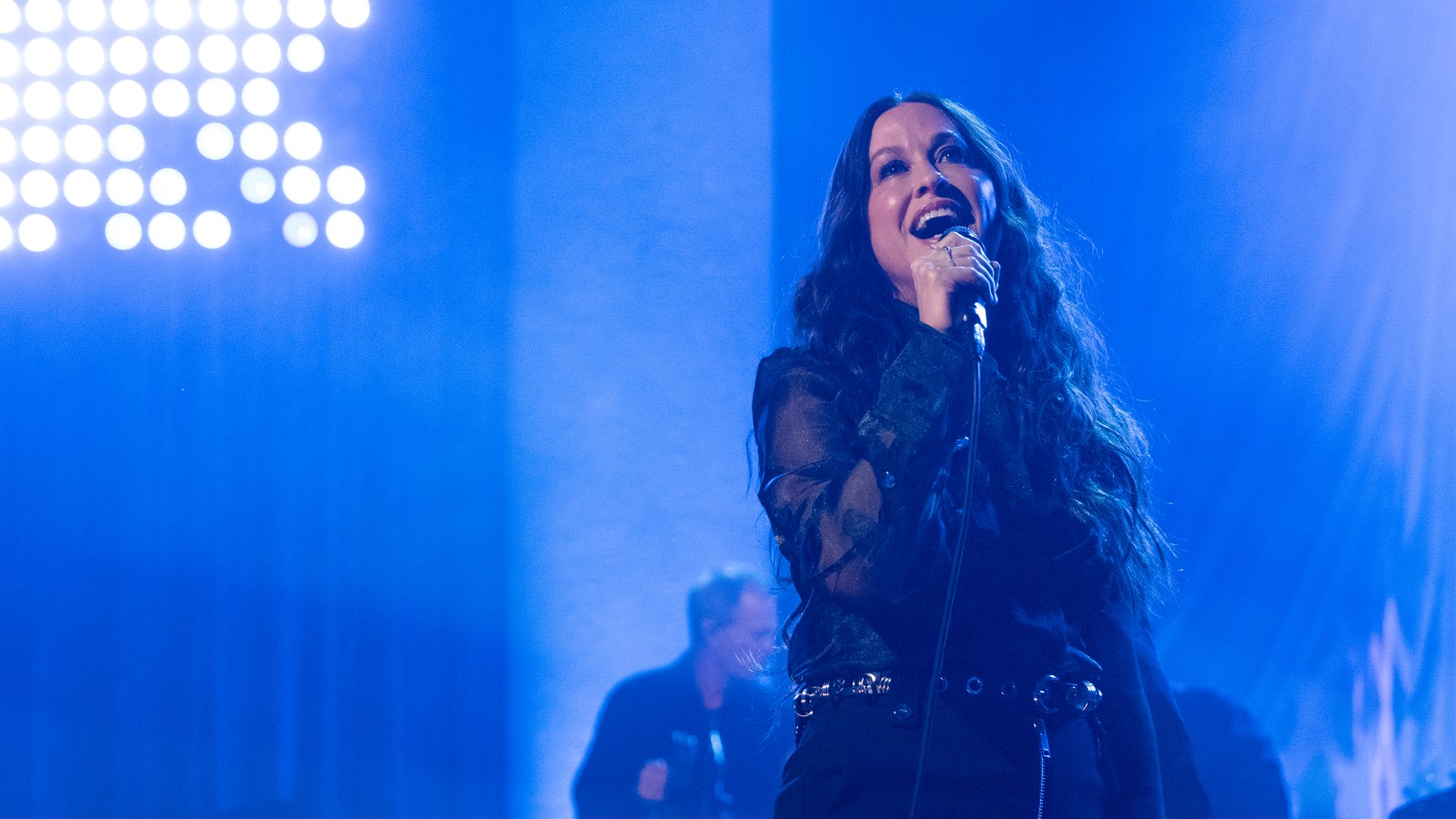 See how Alanis Morissette ‘Ironic’ performs on ‘Everybody’s Live’