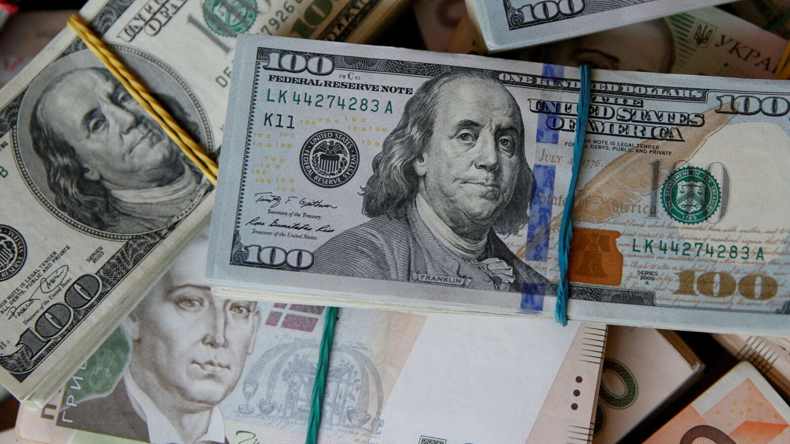 The stock market obtains a warning from bonds and a dollar. Tariff confusion is not over.