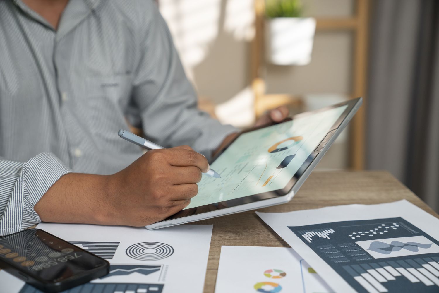 As an indicator of stock market health, which indicator should you look at? Confidential buying or sales of confidentiality?