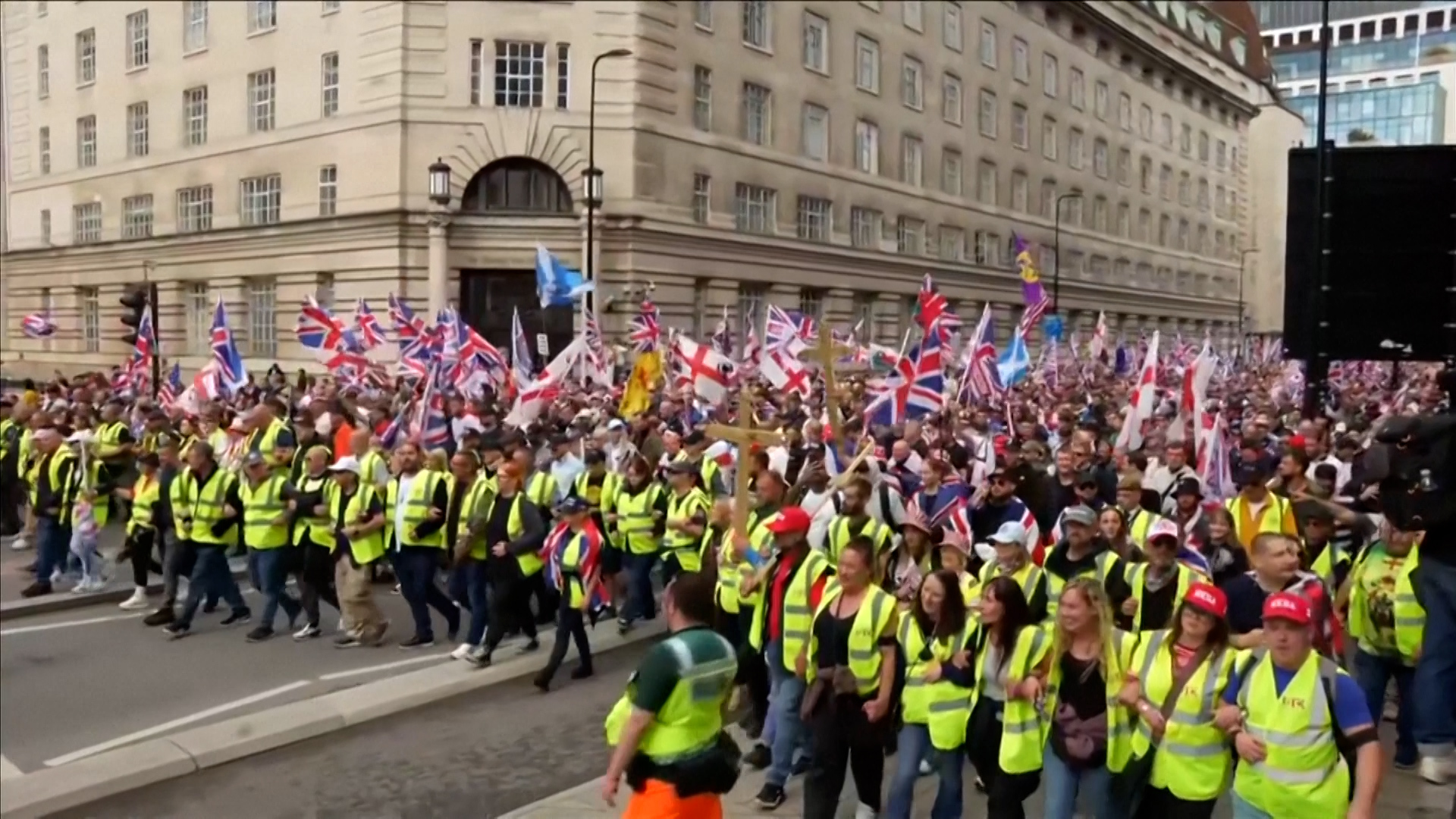 Video: tens of thousands of marching in rival London protests about immigration | Protest