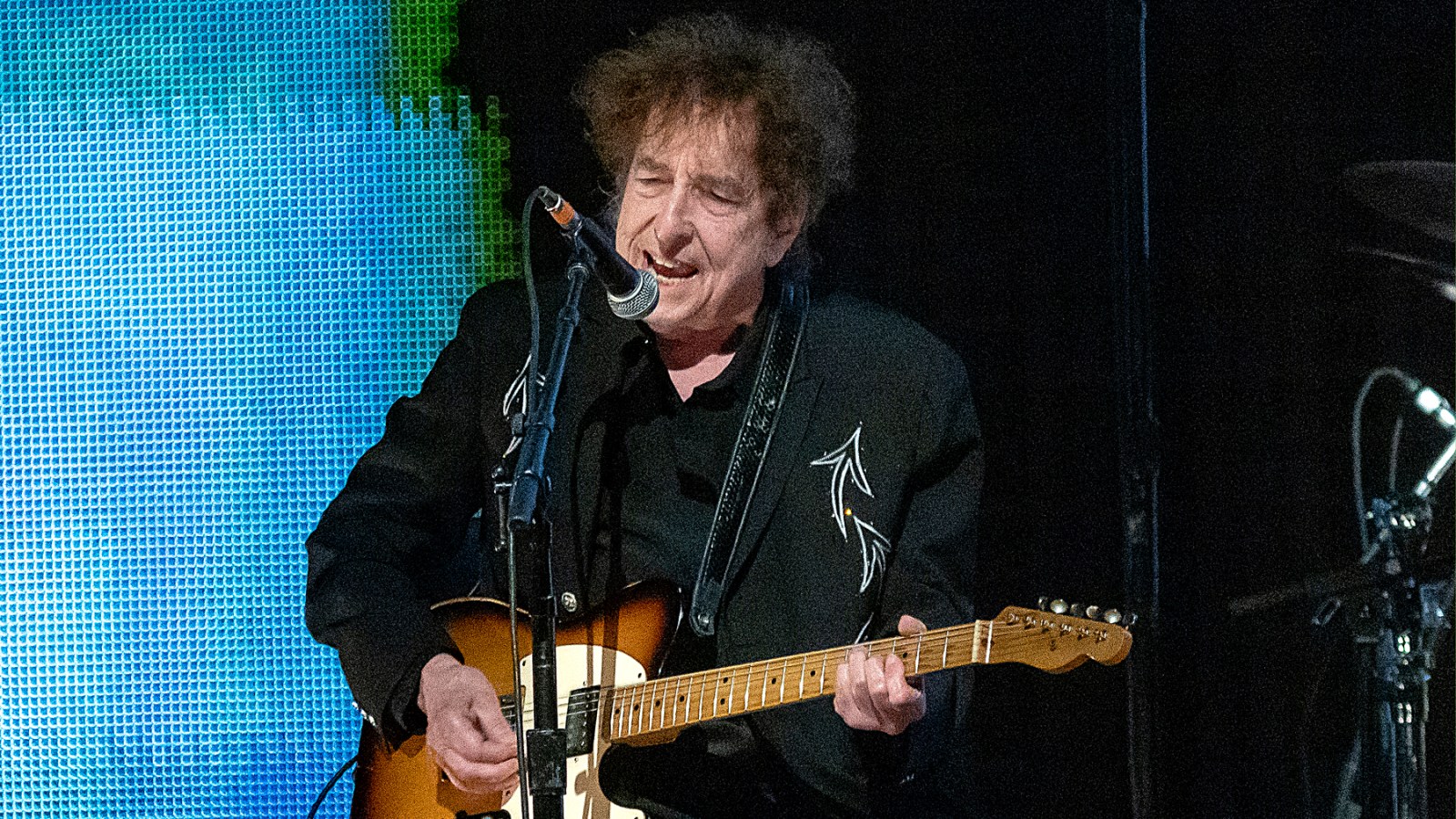 Bob Dylan closes the show in Belfast with a wildly obscure Van Morrison cover